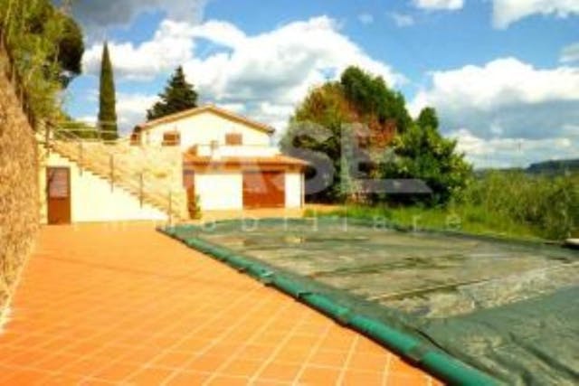 Restored 4-bedroom farmhouse with pool in Tuscany Ref: P1178