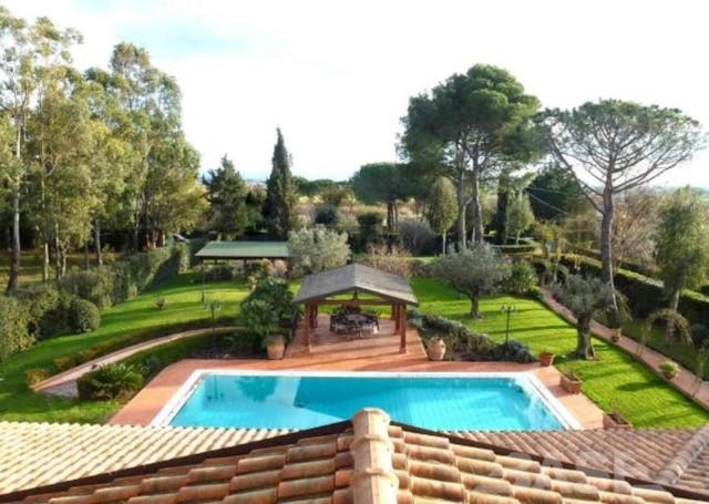 6-bedroom villa with land and pool in Tuscany Ref: V1439