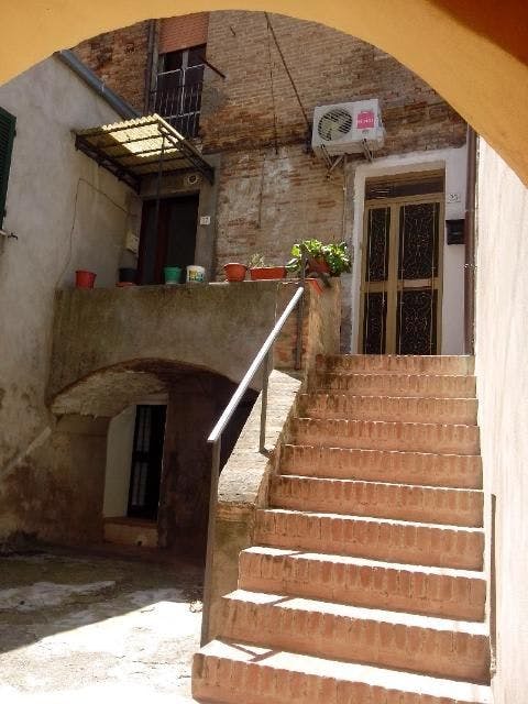 Semidetached house in medieval town centre Ref 412MN