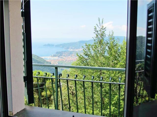 Sea-view 3-bedroom home in Liguria Ref: V060