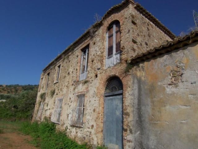 Rustic building to restore in Calabria Ref 293