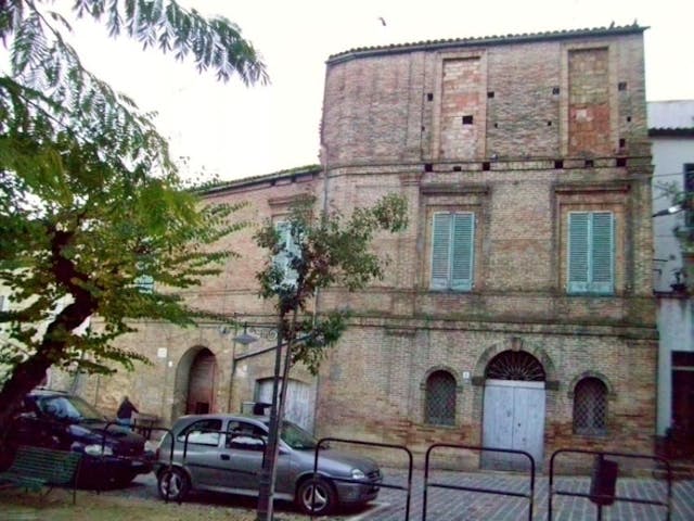 Building in 16th century castle in Abruzzo Ref: 946