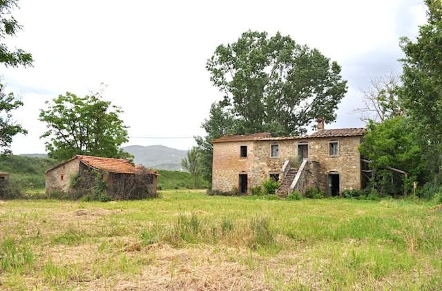 Farmhouse to restore in Cortona in nearly 2 acres Ref: RC45