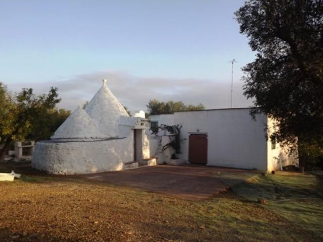 Trullo with 3 cones and lamia in a panoramic area Ref 606