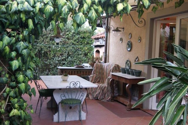 Detached villa with private garden in Forte dei Marmi Ref V814