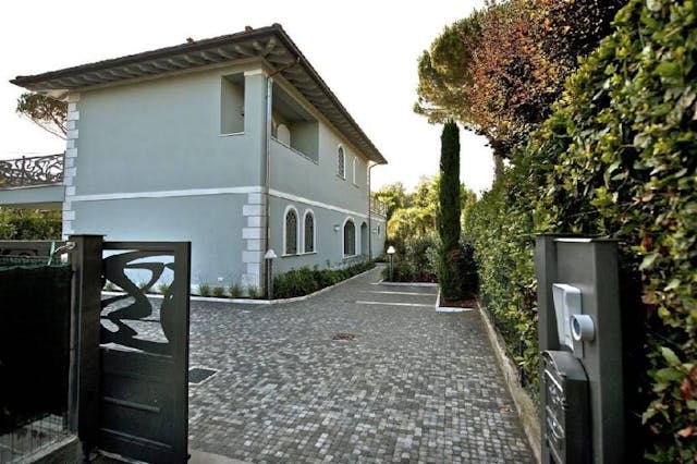Recently built detached villa with garden in Forte dei Marmi Ref V 6313