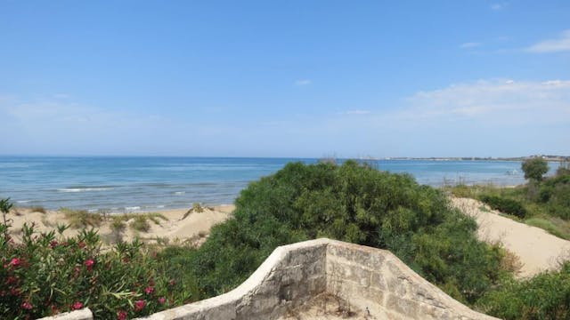 Recently renovated villa with private garden and direct access to beach Ref 060-14