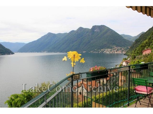 Newly-built apartment with lake view and private garden Ref 764