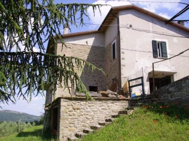 Farmhouse with land in a panoramic location in Umbria Ref: PE6843