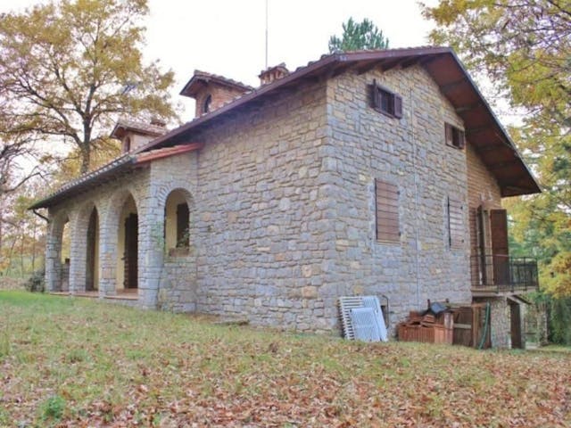 Stone-built villa with land in Umbria Ref: PE7956