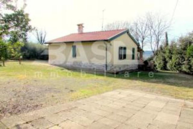Detached house with land close to the sea in Tuscany Ref: V1776