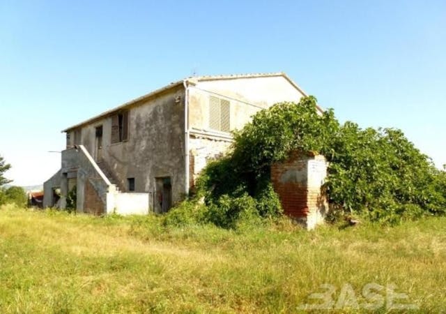 Agricultural estate with farmhouse to restore and 103 acres Ref: P1360
