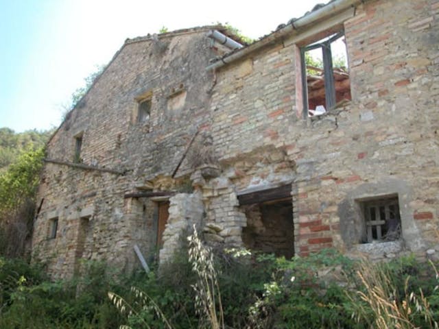 Farmhouse needing restoration in Le Marche Ref 1330