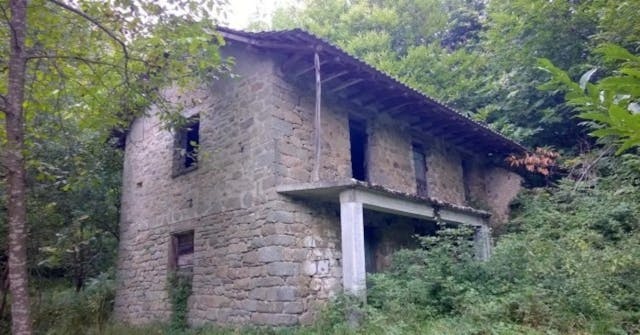 Farmhouse to restore in Tuscany Ref: CAS0004