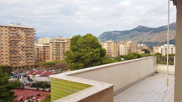 2-bedroom top-floor apartment in Palermo, Sicily Ref: 007-17