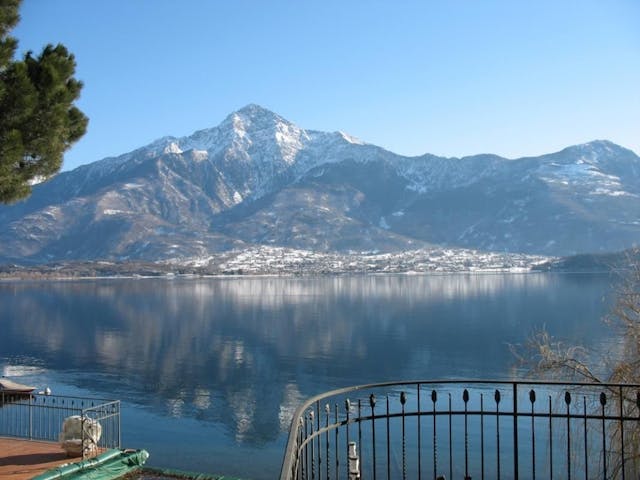 Furnished 6-bedroom lakefront Lake Como villa with pool Ref: LUS350