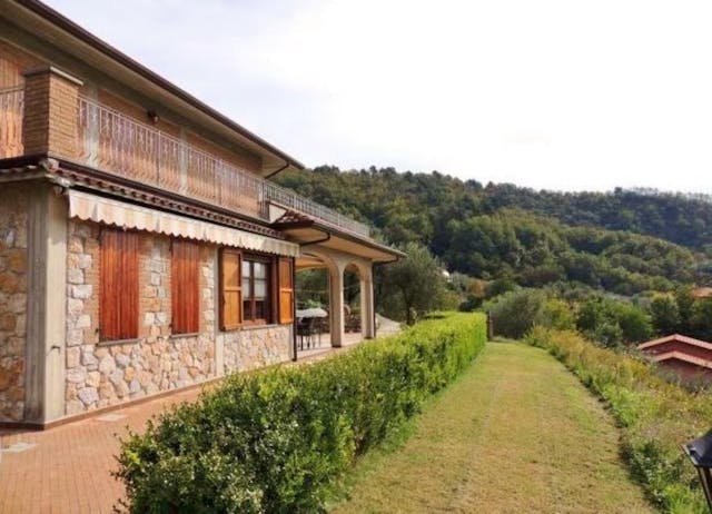 Detached villa with garage, garden and views in Liguria Ref: VIL0005