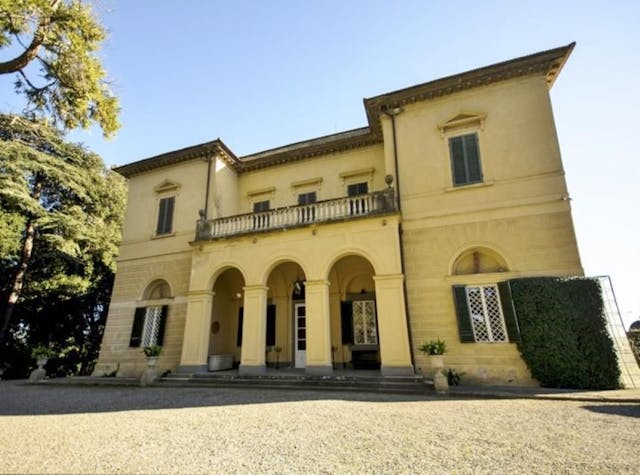 Historic villa with pool and two renovated annexes in Tuscany Ref: APH04