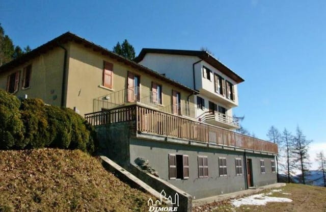 Lake-view hotel for sale on Lake Maggiore Ref: D082