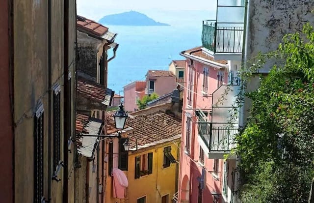 Apartment on two levels with private outdoor area in Lerici REF: MAR0022