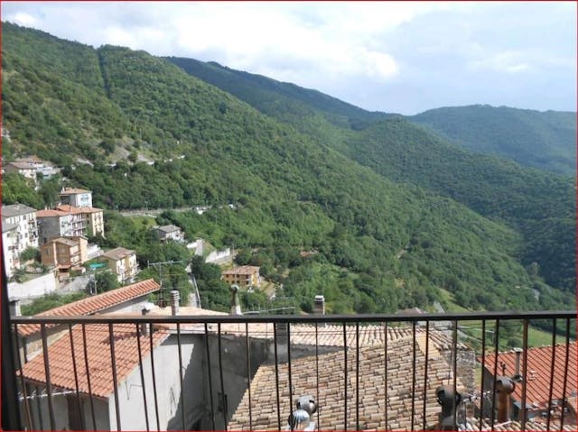 3-bedroom apartment with views in Umbria Ref: V154