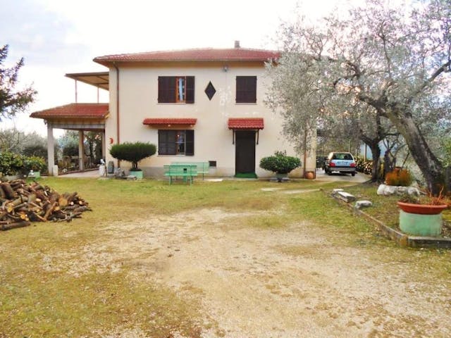 Detached villa with garden in Umbria Ref: 59008