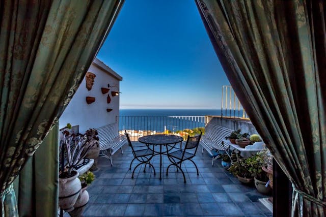 Suggestive panoramic penthouse in historic building in Sicily Ref: 058-18