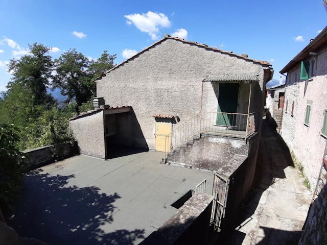 Semi-detached house with wide terrace and land in Tuscany Ref: CAS0022