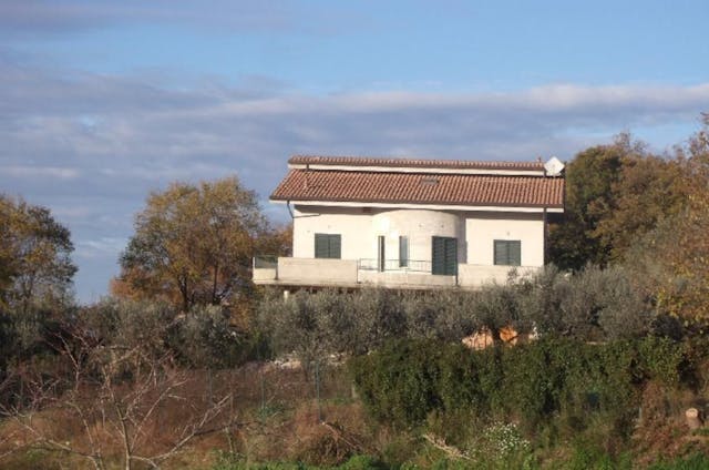 Detached recent construction house with extensive land in Abruzzo Ref.210NR