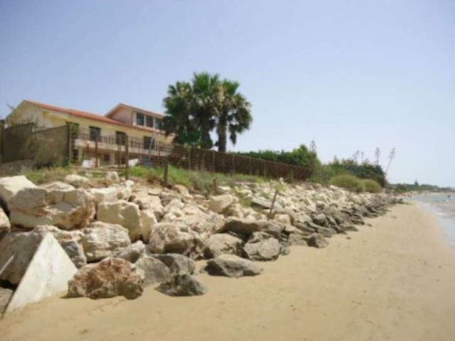 Portion of a seafront villa with private access to the beach - Ref: L 918 A