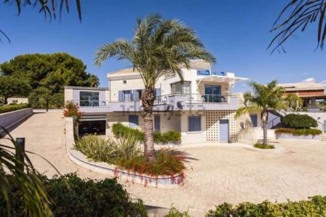 Modern prestigious villa 200 m from the sea with private garden - Ref: L 1242