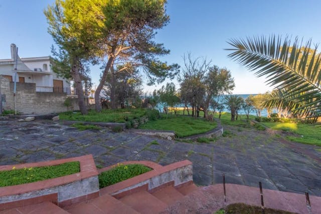 Villa with private access to the sea and a wide garden - Ref: 151-19