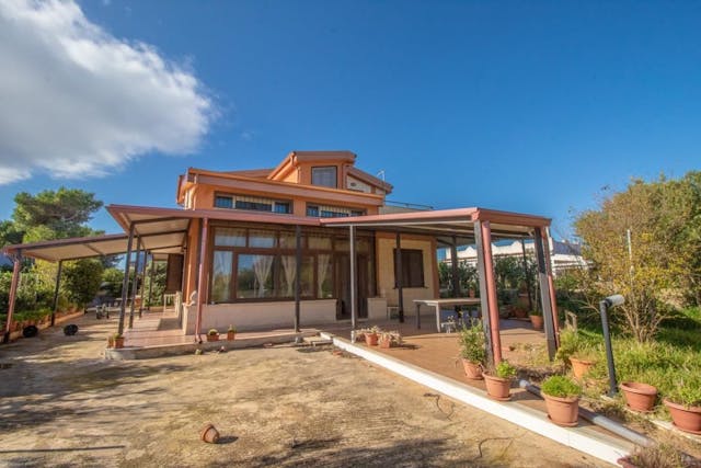 Splendid villa with garden, terrace and veranda - Ref: 065-20