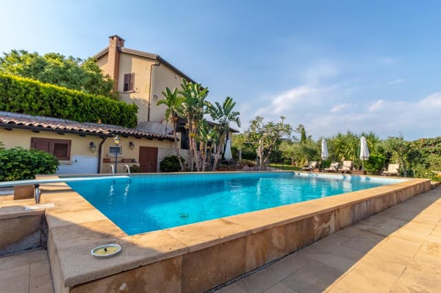 Panoramic villa with pool and garden - Ref: L076-20