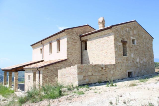 Farmhouse in a dominant and panoramic position with project for swimming pool  - Ref: VD037