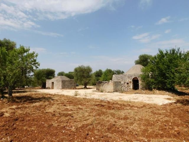 Complex of trulli with surrounding plot of land - Ref: 850