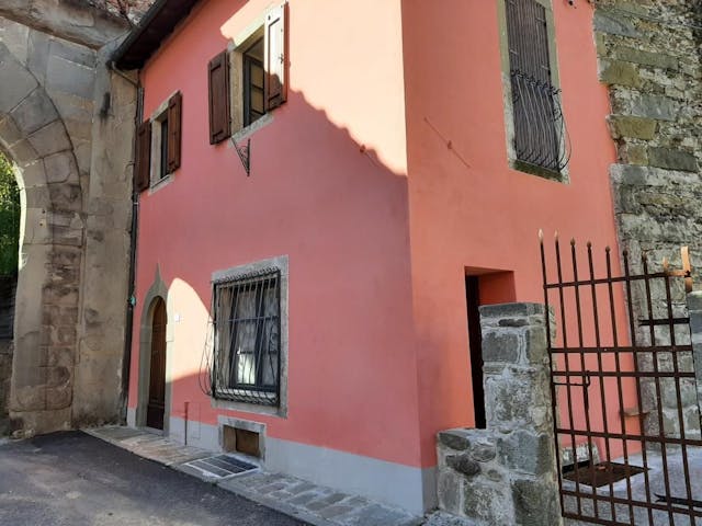 Charming, renovated stone house on the medieval walls in Tuscany - Ref: 2453